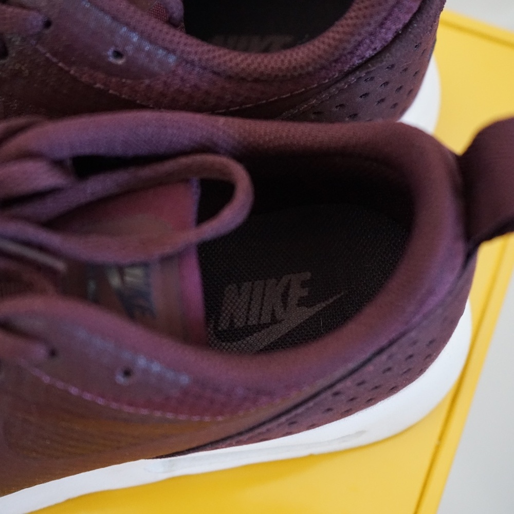 Nike. Women's Air Max Tavas Burgundy. Size 7.